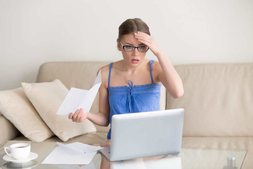 Mulher com Dívidas 1024x683 - Como Começar A Investir - Não Cometa Estes 3 Erros Gravíssimos