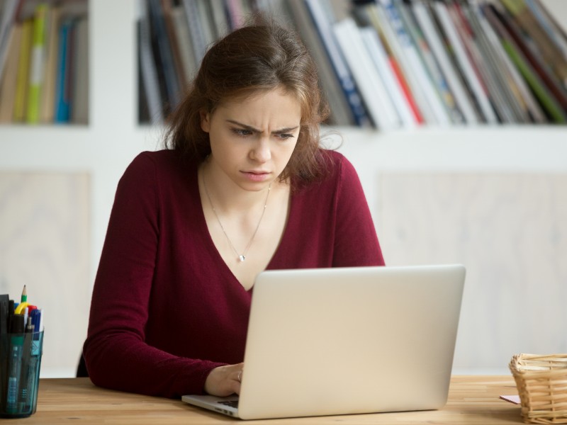 Mulher com dúvida para começar a investir